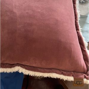 UGG pillow MAUVE AND SHERPA